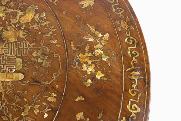 Tavolo orientale in noce e madreperla  - Asta  Arredi Antichi, Oggetti d'Arte, Curiosities con una selezione di tappeti - Associazione Nazionale - Case d'Asta italiane