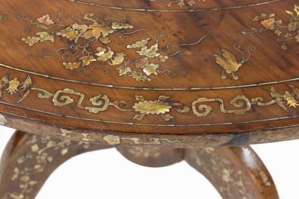 Tavolo orientale in noce e madreperla  - Asta  Arredi Antichi, Oggetti d'Arte, Curiosities con una selezione di tappeti - Associazione Nazionale - Case d'Asta italiane