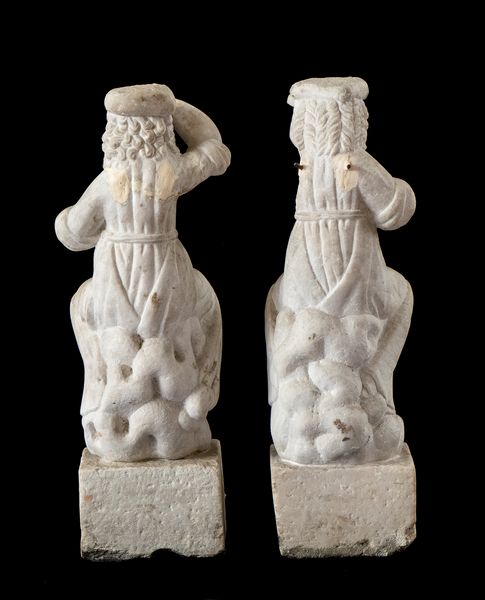 Coppia di sculture italiane in pietra  - Asta  Arredi Antichi, Oggetti d'Arte, Curiosities con una selezione di tappeti - Associazione Nazionale - Case d'Asta italiane