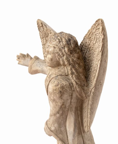 Scultura italiana in pietra raffigurante angelo con ali  - Asta  Arredi Antichi, Oggetti d'Arte, Curiosities con una selezione di tappeti - Associazione Nazionale - Case d'Asta italiane