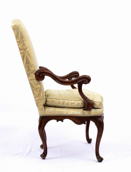 Poltrona italiana in noce  - Asta  Arredi Antichi, Oggetti d'Arte, Curiosities con una selezione di tappeti - Associazione Nazionale - Case d'Asta italiane