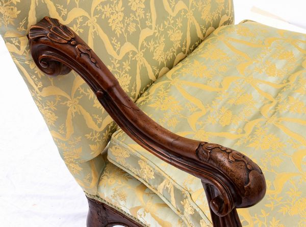 Poltrona italiana in noce  - Asta  Arredi Antichi, Oggetti d'Arte, Curiosities con una selezione di tappeti - Associazione Nazionale - Case d'Asta italiane