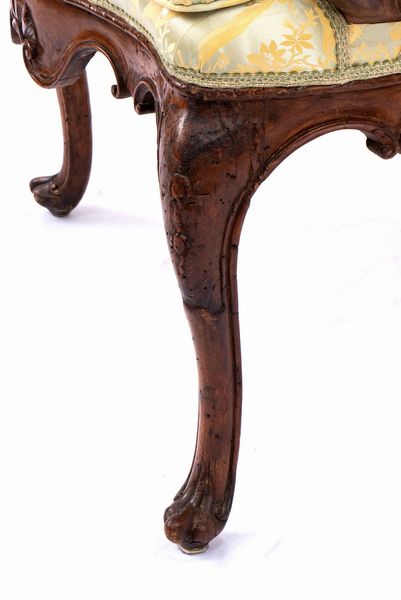 Poltrona italiana in noce  - Asta  Arredi Antichi, Oggetti d'Arte, Curiosities con una selezione di tappeti - Associazione Nazionale - Case d'Asta italiane