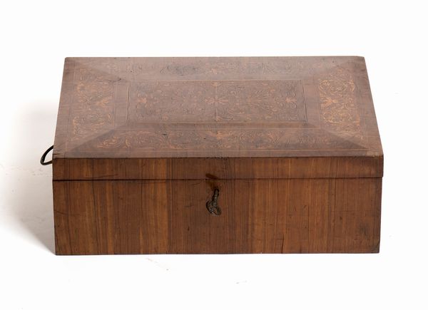 Scatola portagioie intarsiata, Italia Luigi XVI  - Asta  Arredi Antichi, Oggetti d'Arte, Curiosities con una selezione di tappeti - Associazione Nazionale - Case d'Asta italiane