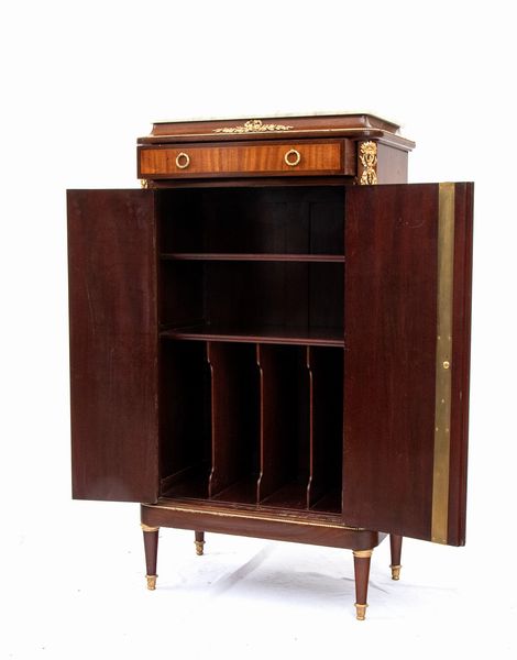 Maison Krieger : Mobile porta spartiti musicali francese in mogano  - Asta  Arredi Antichi, Oggetti d'Arte, Curiosities con una selezione di tappeti - Associazione Nazionale - Case d'Asta italiane