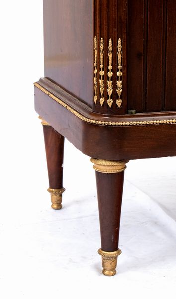 Maison Krieger : Mobile porta spartiti musicali francese in mogano  - Asta  Arredi Antichi, Oggetti d'Arte, Curiosities con una selezione di tappeti - Associazione Nazionale - Case d'Asta italiane