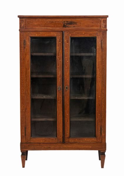 Vetrina intarsiata italiana in stile Luigi XVI  - Asta  Arredi Antichi, Oggetti d'Arte, Curiosities con una selezione di tappeti - Associazione Nazionale - Case d'Asta italiane