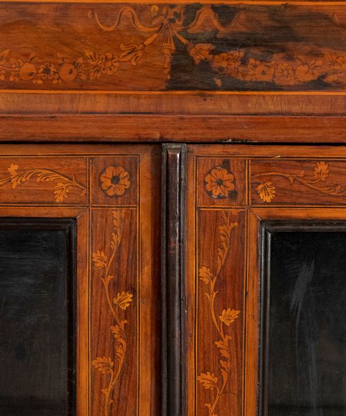 Vetrina intarsiata italiana in stile Luigi XVI  - Asta  Arredi Antichi, Oggetti d'Arte, Curiosities con una selezione di tappeti - Associazione Nazionale - Case d'Asta italiane