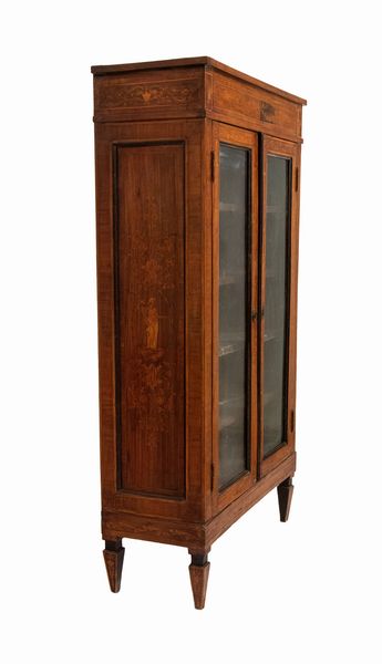 Vetrina intarsiata italiana in stile Luigi XVI  - Asta  Arredi Antichi, Oggetti d'Arte, Curiosities con una selezione di tappeti - Associazione Nazionale - Case d'Asta italiane