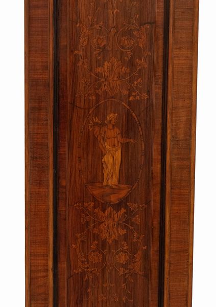 Vetrina intarsiata italiana in stile Luigi XVI  - Asta  Arredi Antichi, Oggetti d'Arte, Curiosities con una selezione di tappeti - Associazione Nazionale - Case d'Asta italiane