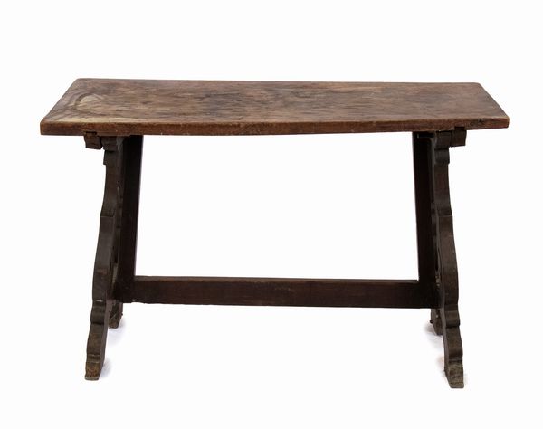 Tavolo Luigi XV italiano a capretta  - Asta  Arredi Antichi, Oggetti d'Arte, Curiosities con una selezione di tappeti - Associazione Nazionale - Case d'Asta italiane