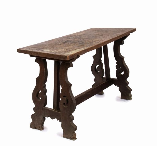 Tavolo Luigi XV italiano a capretta  - Asta  Arredi Antichi, Oggetti d'Arte, Curiosities con una selezione di tappeti - Associazione Nazionale - Case d'Asta italiane