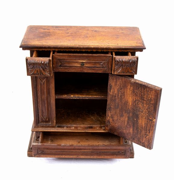 Stipo italiano in noce  - Asta  Arredi Antichi, Oggetti d'Arte, Curiosities con una selezione di tappeti - Associazione Nazionale - Case d'Asta italiane