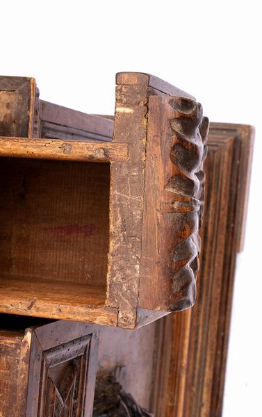 Stipo italiano in noce  - Asta  Arredi Antichi, Oggetti d'Arte, Curiosities con una selezione di tappeti - Associazione Nazionale - Case d'Asta italiane