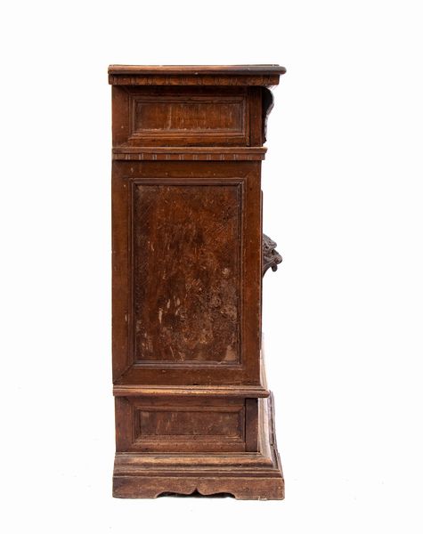 Stipo italiano in noce  - Asta  Arredi Antichi, Oggetti d'Arte, Curiosities con una selezione di tappeti - Associazione Nazionale - Case d'Asta italiane