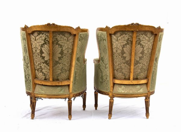 Coppia di poltrone bergère francesi in stile Luigi XVI  - Asta  Arredi Antichi, Oggetti d'Arte, Curiosities con una selezione di tappeti - Associazione Nazionale - Case d'Asta italiane