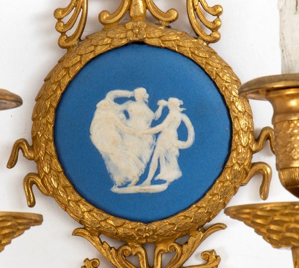 Gruppo di quattro appliques inglesi  - Asta  Arredi Antichi, Oggetti d'Arte, Curiosities con una selezione di tappeti - Associazione Nazionale - Case d'Asta italiane