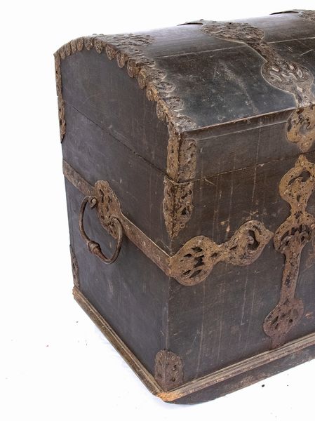 Baulea  forziere spagnolo in legno, Luigi XV  - Asta  Arredi Antichi, Oggetti d'Arte, Curiosities con una selezione di tappeti - Associazione Nazionale - Case d'Asta italiane