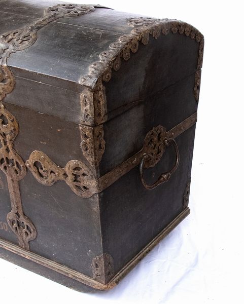 Baulea  forziere spagnolo in legno, Luigi XV  - Asta  Arredi Antichi, Oggetti d'Arte, Curiosities con una selezione di tappeti - Associazione Nazionale - Case d'Asta italiane