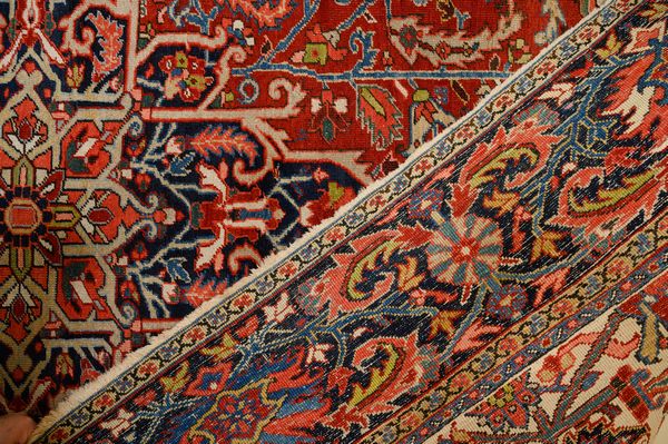 Tappeto Heriz  - Asta  Arredi Antichi, Oggetti d'Arte, Curiosities con una selezione di tappeti - Associazione Nazionale - Case d'Asta italiane