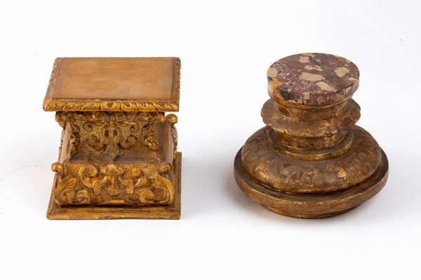 Due capitelli dorati, Luigi XVI  - Asta  Arredi Antichi, Oggetti d'Arte, Curiosities con una selezione di tappeti - Associazione Nazionale - Case d'Asta italiane