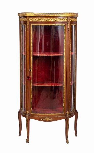 Vetrina francese in stile Luigi XV  - Asta  Arredi Antichi, Oggetti d'Arte, Curiosities con una selezione di tappeti - Associazione Nazionale - Case d'Asta italiane