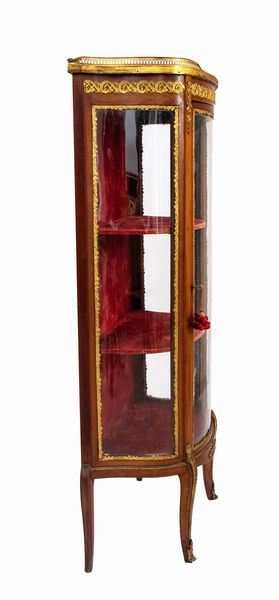 Vetrina francese in stile Luigi XV  - Asta  Arredi Antichi, Oggetti d'Arte, Curiosities con una selezione di tappeti - Associazione Nazionale - Case d'Asta italiane