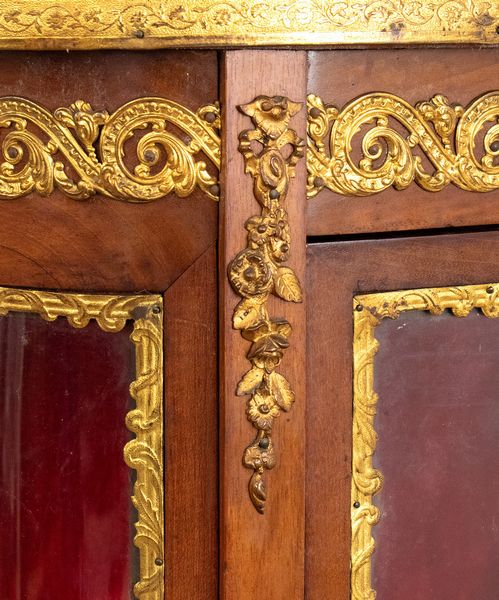 Vetrina francese in stile Luigi XV  - Asta  Arredi Antichi, Oggetti d'Arte, Curiosities con una selezione di tappeti - Associazione Nazionale - Case d'Asta italiane