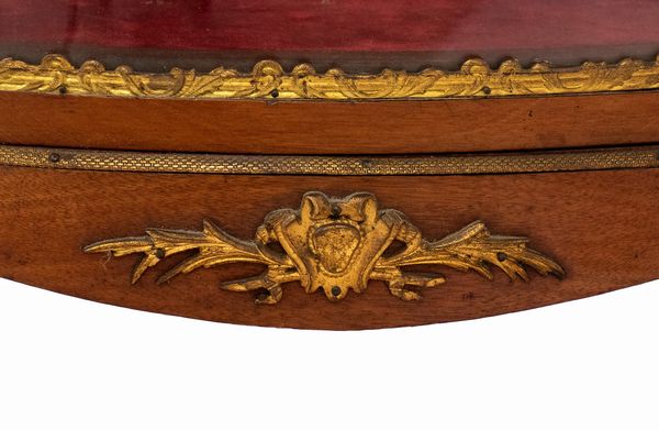 Vetrina francese in stile Luigi XV  - Asta  Arredi Antichi, Oggetti d'Arte, Curiosities con una selezione di tappeti - Associazione Nazionale - Case d'Asta italiane