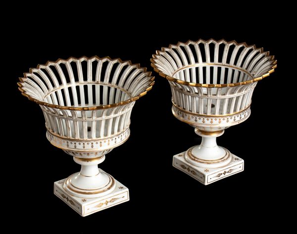 Coppia di vasi francesi in porcellana  - Asta  Arredi Antichi, Oggetti d'Arte, Curiosities con una selezione di tappeti - Associazione Nazionale - Case d'Asta italiane