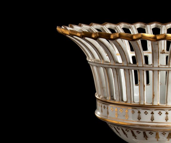 Coppia di vasi francesi in porcellana  - Asta  Arredi Antichi, Oggetti d'Arte, Curiosities con una selezione di tappeti - Associazione Nazionale - Case d'Asta italiane