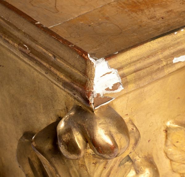 Base dorata italiana Luigi XVI  - Asta  Arredi Antichi, Oggetti d'Arte, Curiosities con una selezione di tappeti - Associazione Nazionale - Case d'Asta italiane