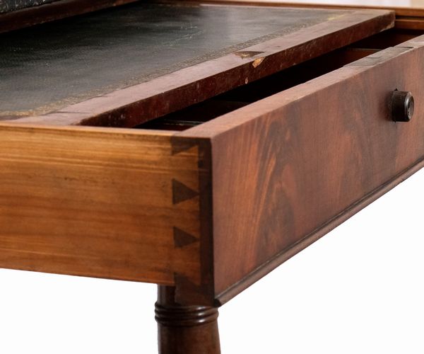 Tavolino scrittoio Luigi Filippo francese  - Asta  Arredi Antichi, Oggetti d'Arte, Curiosities con una selezione di tappeti - Associazione Nazionale - Case d'Asta italiane