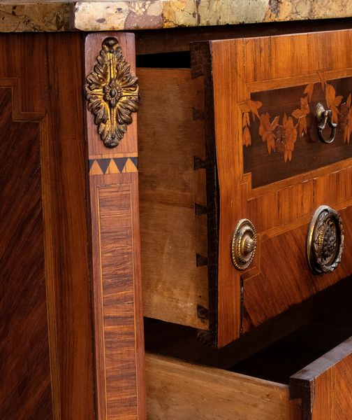 Comò intarsiato Napoleone III francese  - Asta  Arredi Antichi, Oggetti d'Arte, Curiosities con una selezione di tappeti - Associazione Nazionale - Case d'Asta italiane