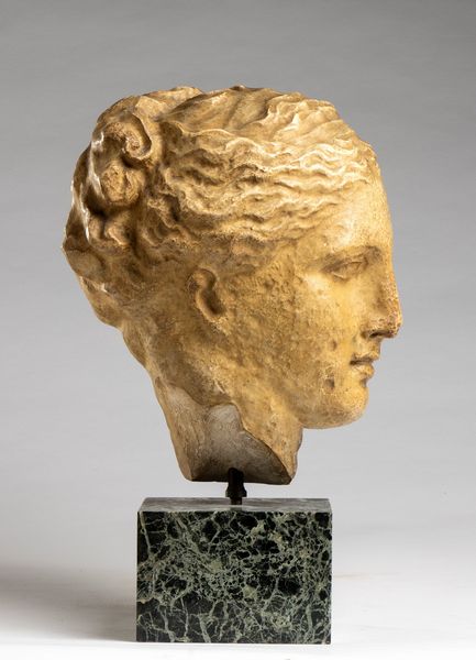 Scultura italiana raffigurante Igea  - Asta  Arredi Antichi, Oggetti d'Arte, Curiosities con una selezione di tappeti - Associazione Nazionale - Case d'Asta italiane