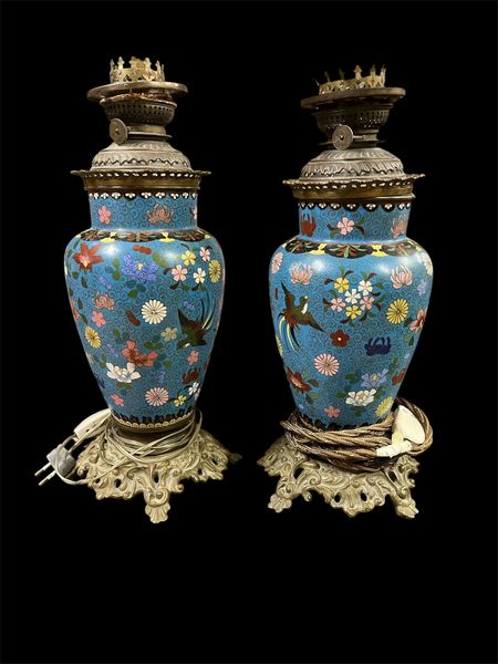 Coppia di lampade francesi in smalto cloisonné  - Asta  Arredi Antichi, Oggetti d'Arte, Curiosities con una selezione di tappeti - Associazione Nazionale - Case d'Asta italiane