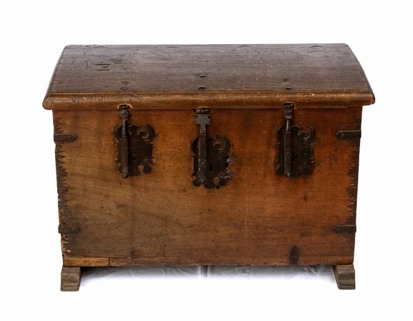 Forziere italiano, Luigi XVI  - Asta  Arredi Antichi, Oggetti d'Arte, Curiosities con una selezione di tappeti - Associazione Nazionale - Case d'Asta italiane