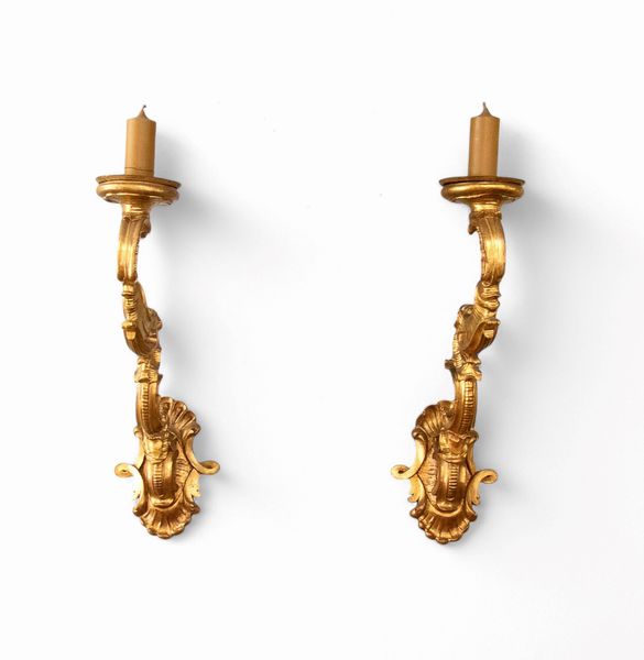Coppia di candelieri italiani in legno dorato, Luigi XVI  - Asta  Arredi Antichi, Oggetti d'Arte, Curiosities con una selezione di tappeti - Associazione Nazionale - Case d'Asta italiane