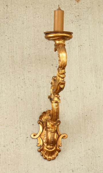 Coppia di candelieri italiani in legno dorato, Luigi XVI  - Asta  Arredi Antichi, Oggetti d'Arte, Curiosities con una selezione di tappeti - Associazione Nazionale - Case d'Asta italiane