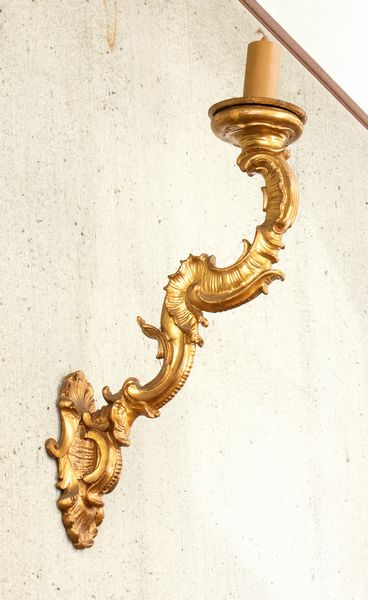 Coppia di candelieri italiani in legno dorato, Luigi XVI  - Asta  Arredi Antichi, Oggetti d'Arte, Curiosities con una selezione di tappeti - Associazione Nazionale - Case d'Asta italiane