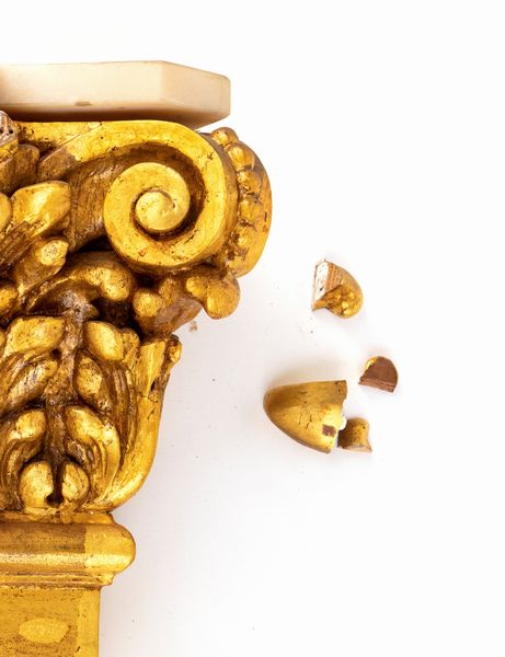 Capitello italiano intagliato e dorato, Luigi XVI  - Asta  Arredi Antichi, Oggetti d'Arte, Curiosities con una selezione di tappeti - Associazione Nazionale - Case d'Asta italiane