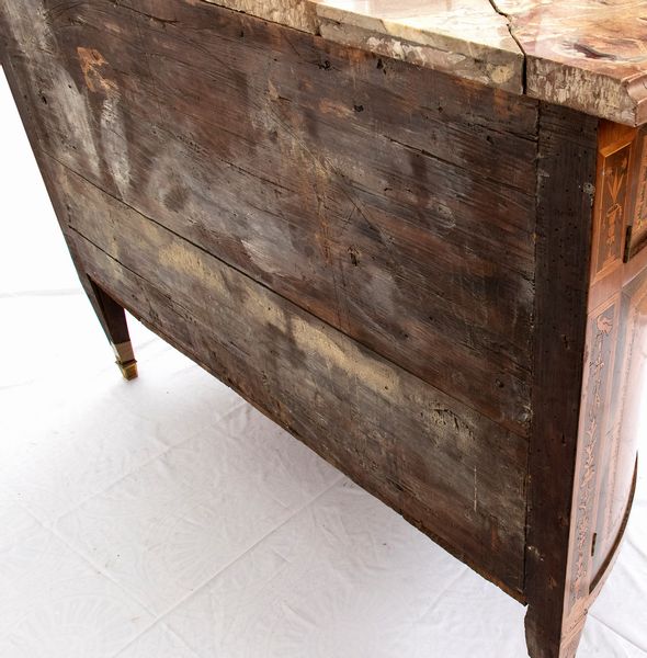 Coppia di comò italiani a demilune  - Asta  Arredi Antichi, Oggetti d'Arte, Curiosities con una selezione di tappeti - Associazione Nazionale - Case d'Asta italiane