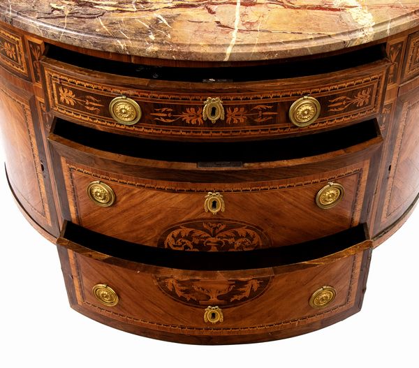 Coppia di comò italiani a demilune  - Asta  Arredi Antichi, Oggetti d'Arte, Curiosities con una selezione di tappeti - Associazione Nazionale - Case d'Asta italiane