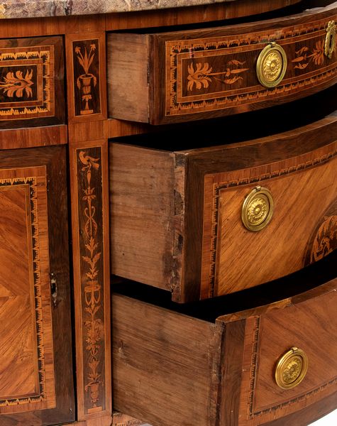 Coppia di comò italiani a demilune  - Asta  Arredi Antichi, Oggetti d'Arte, Curiosities con una selezione di tappeti - Associazione Nazionale - Case d'Asta italiane