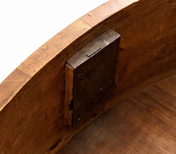 Coppia di comò italiani a demilune  - Asta  Arredi Antichi, Oggetti d'Arte, Curiosities con una selezione di tappeti - Associazione Nazionale - Case d'Asta italiane