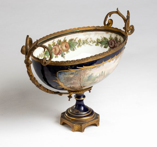 Coppa francese in porcellana di Sevres  - Asta  Arredi Antichi, Oggetti d'Arte, Curiosities con una selezione di tappeti - Associazione Nazionale - Case d'Asta italiane