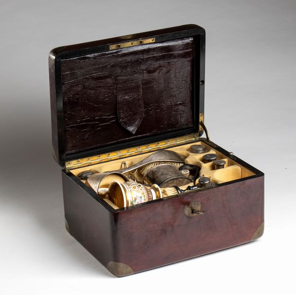 Set da viaggio francese per signora  - Asta  Arredi Antichi, Oggetti d'Arte, Curiosities con una selezione di tappeti - Associazione Nazionale - Case d'Asta italiane