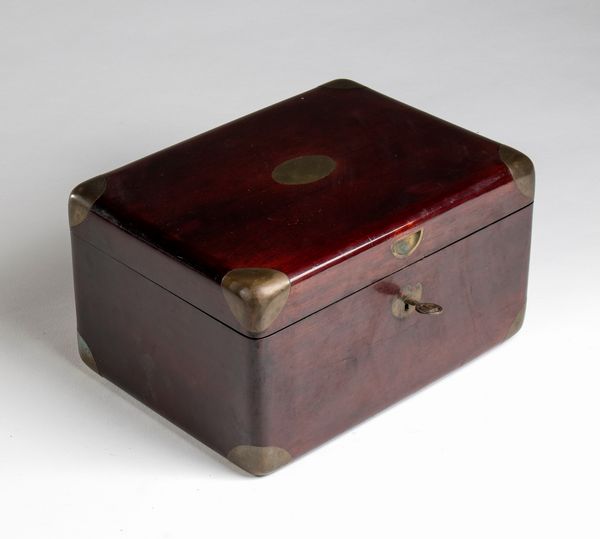 Set da viaggio francese per signora  - Asta  Arredi Antichi, Oggetti d'Arte, Curiosities con una selezione di tappeti - Associazione Nazionale - Case d'Asta italiane