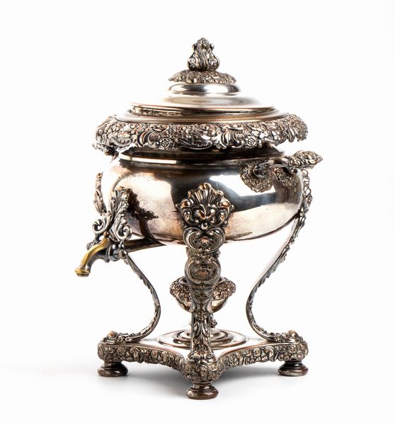 Tea kettle in old sheffield plate  - Asta  Arredi Antichi, Oggetti d'Arte, Curiosities con una selezione di tappeti - Associazione Nazionale - Case d'Asta italiane