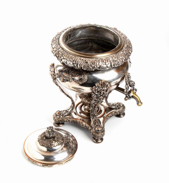 Tea kettle in old sheffield plate  - Asta  Arredi Antichi, Oggetti d'Arte, Curiosities con una selezione di tappeti - Associazione Nazionale - Case d'Asta italiane